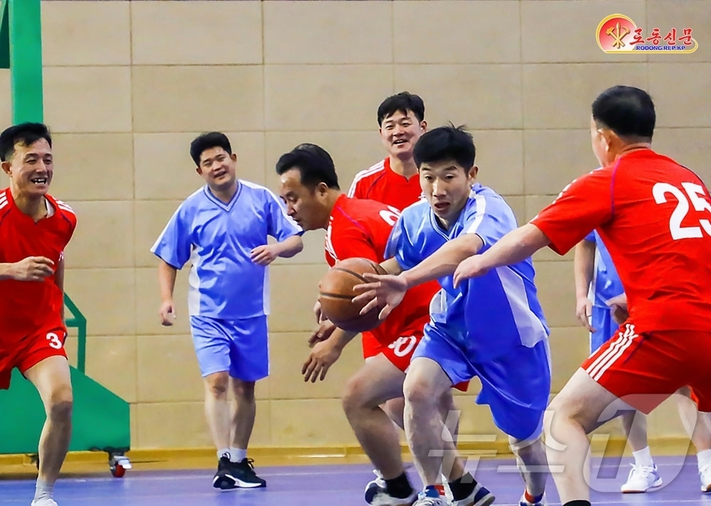 (평양 노동신문=뉴스1) = 북한 노동당 기관지 노동신문은 12일 "각지 인민들이 새해 첫 체육의 날을 맞아 대중체육활동을 진행했다"라고 보도했다. [국내에서만 사용가능. 재배포 …