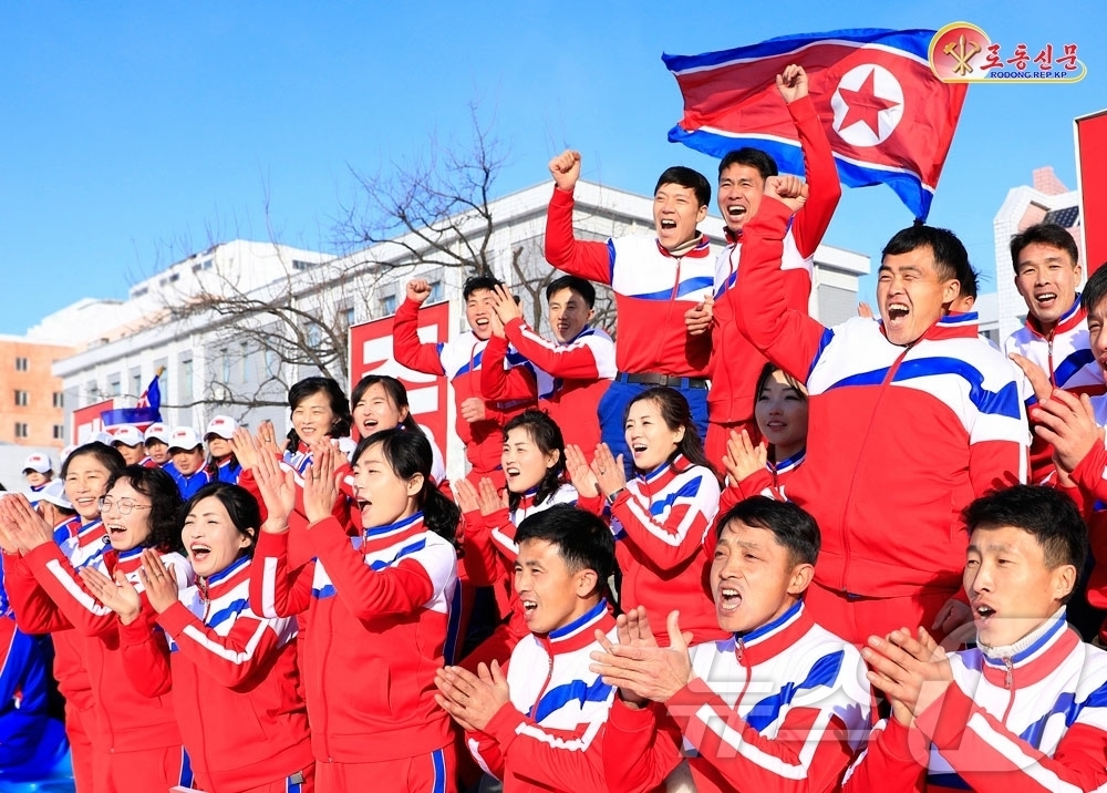 (평양 노동신문=뉴스1) = 북한 노동당 기관지 노동신문은 12일 "각지 인민들이 새해 첫 체육의 날을 맞아 대중체육활동을 진행했다"라고 보도했다. [국내에서만 사용가능. 재배포 …