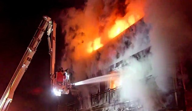 화성 자동차 정비시설서 화재…2시간 만에 큰 불길 잡혀