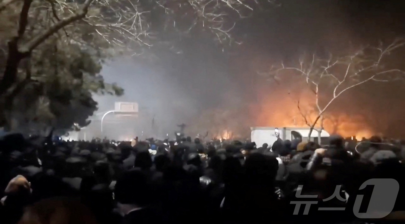 (로이터=뉴스1) 윤다정 기자 = 10일(현지시간) 시위대가 이란 라자비 호라산주 마슈하드의 바킬라바드 고속도로에서 전개되는 반정부 시위에 집결하고 있다. 2025.01.10.ⓒ …