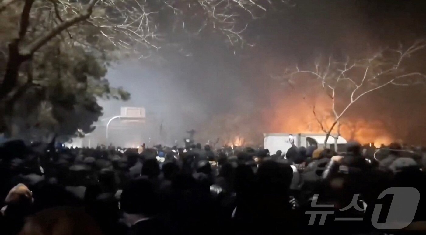 본문 이미지 - 10일(현지시간) 시위대가 이란 라자비 호라산주 마슈하드의 바킬라바드 고속도로에서 전개되는 반정부 시위에 집결하고 있다. 2025.01.10. ⓒ 로이터=뉴스1 ⓒ News1 윤다정 기자