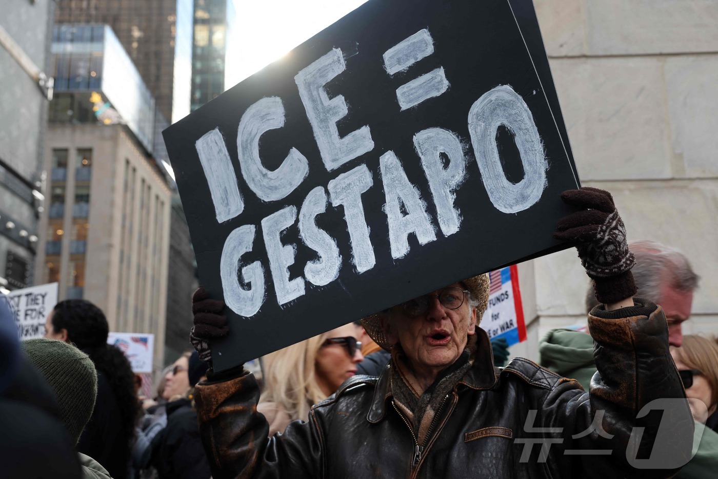 (뉴욕 AFP=뉴스1) 윤다정 기자 = 11일(현지시간) 미국 뉴욕시 맨해튼에서 도널드 트럼프 미국 행정부의 대내외 정책에 반대하는 '노 킹스'(No Kings) 시위가 열린 가운 …