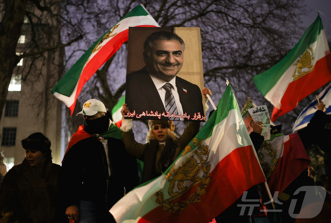 (런던 로이터=뉴스1) 양은하 기자 = 11일(현지시간) 영국 런던 다우닝가 앞에서 이란 시민을 지지하는 시위대들이 이란의 마지막 국왕(샤)의 망명 중인 아들 레자 팔라비의 사진을 …