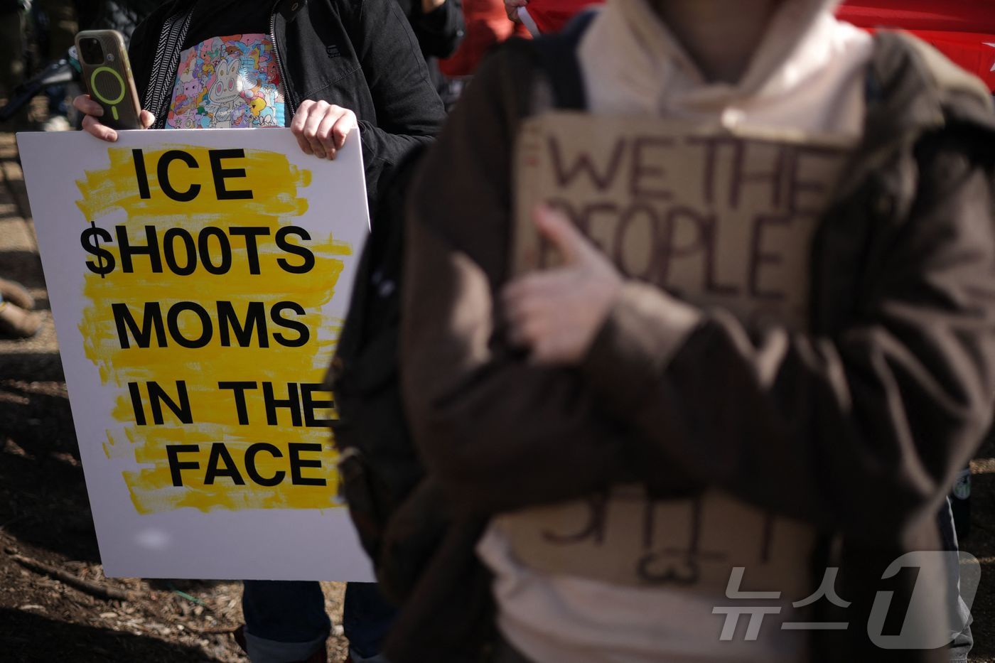 (워싱턴DC AFP=뉴스1) 윤다정 기자 = 11일(현지시간) 미국 워싱턴DC에서 활동가들이 이민세관단속국(ICE) 본부로 행진하기에 앞서 열린 시위에 참여하고 있다. 2025.0 …