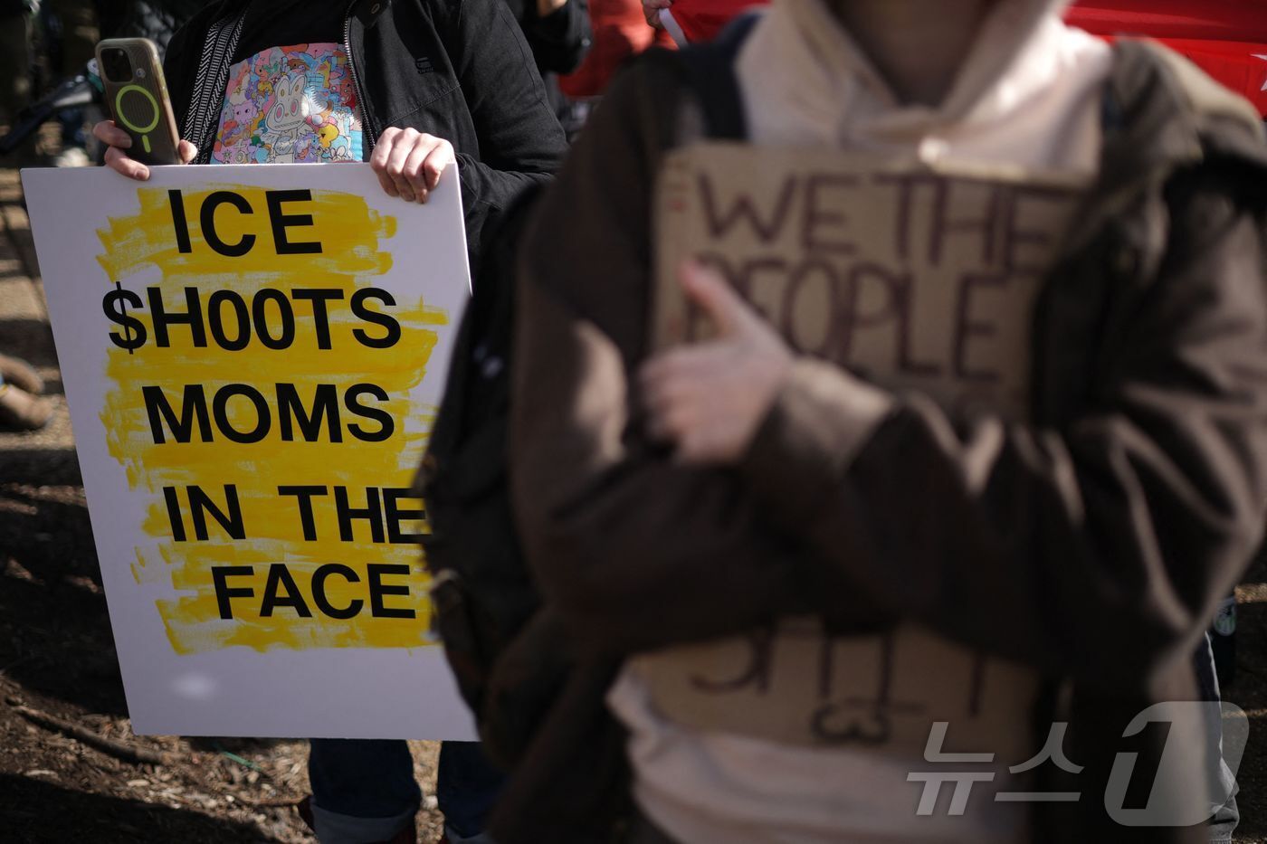 본문 이미지 - 11일(현지시간) 미국 워싱턴DC에서 활동가들이 이민세관단속국(ICE) 본부로 행진하기에 앞서 열린 시위에 참여하고 있다. 2025.01.11. ⓒ AFP=뉴스1 ⓒ News1 윤다정 기자