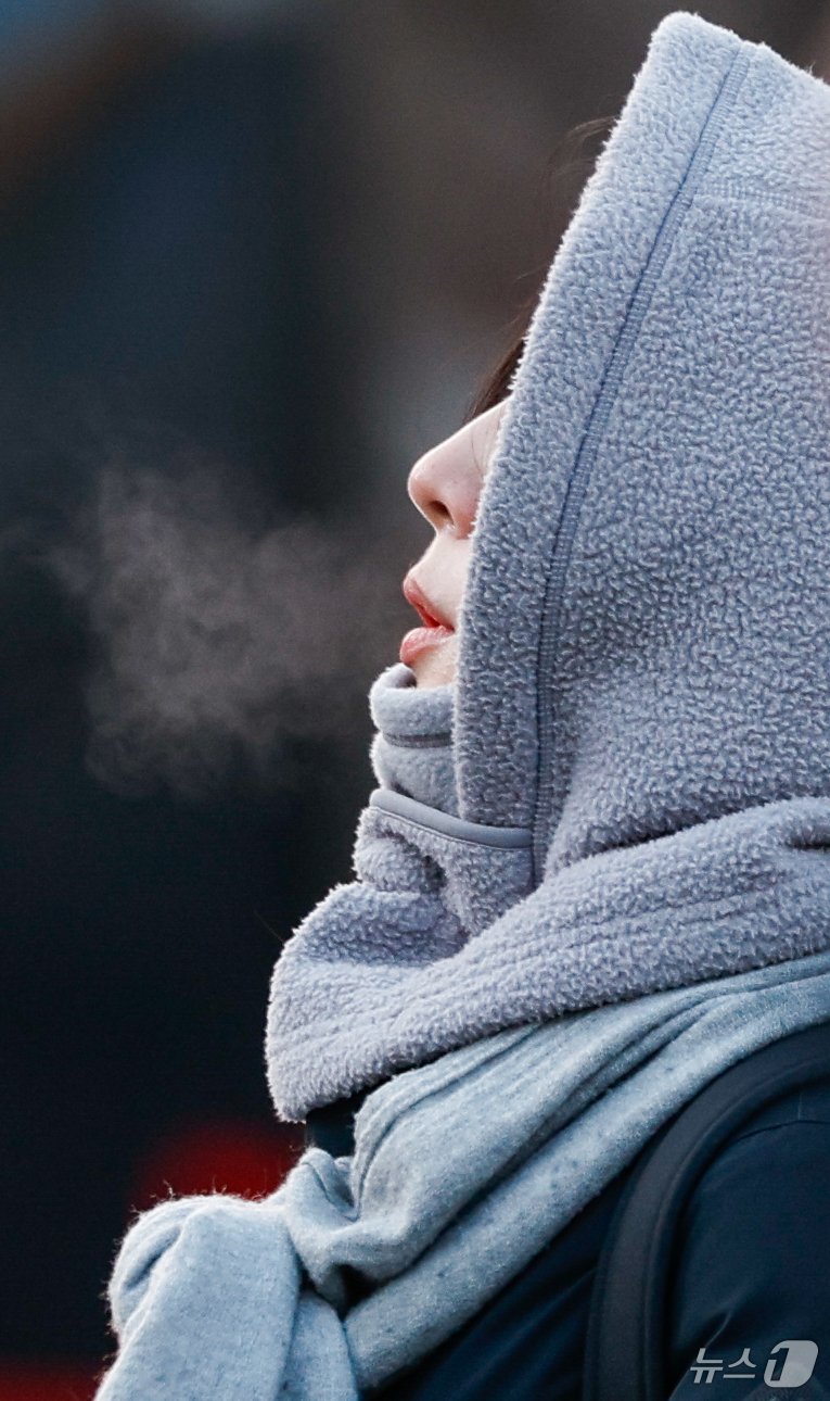 (서울=뉴스1) 안은나 기자 = 전국 대부분이 영하권으로 체감 온도가 영하 15도까지 떨어진 12일 오전 서울 종로구 광화문 네거리에서 한 시민이 추위에 입김을 불고 있다. 202 …