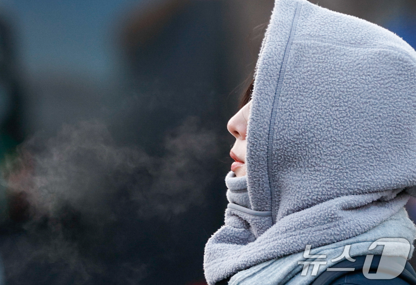 (서울=뉴스1) 안은나 기자 = 전국 대부분이 영하권으로 체감 온도가 영하 15도까지 떨어진 12일 오전 서울 종로구 광화문 네거리에서 한 시민이 추위에 입김을 불고 있다. 202 …