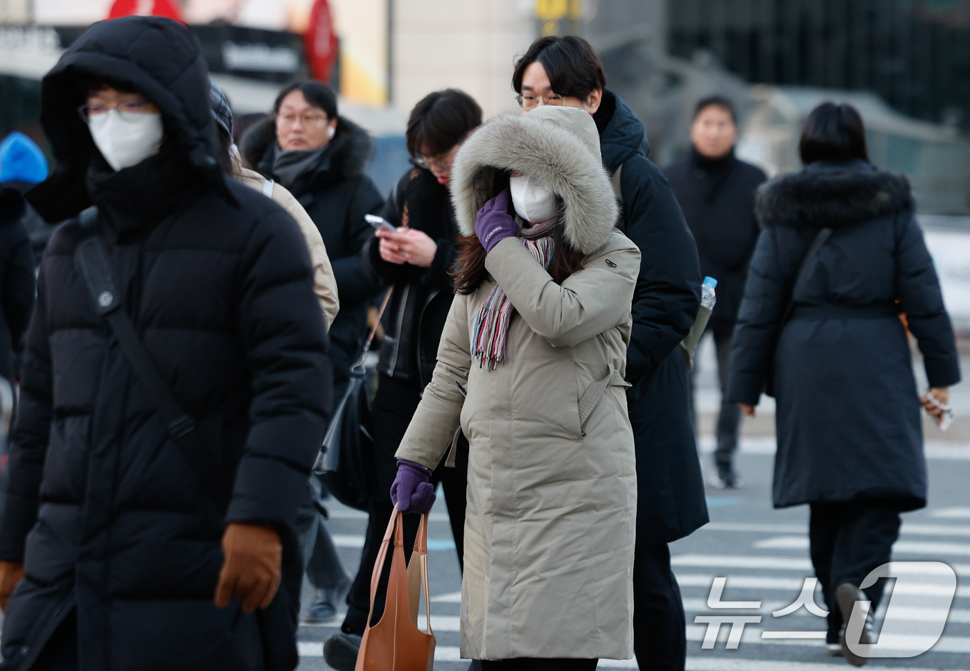 (서울=뉴스1) 안은나 기자 = 전국 대부분이 영하권으로 체감 온도가 영하 15도까지 떨어진 12일 오전 서울 종로구 광화문 네거리에서 시민들이 몸을 움츠린 채 출근길을 서두르고 …
