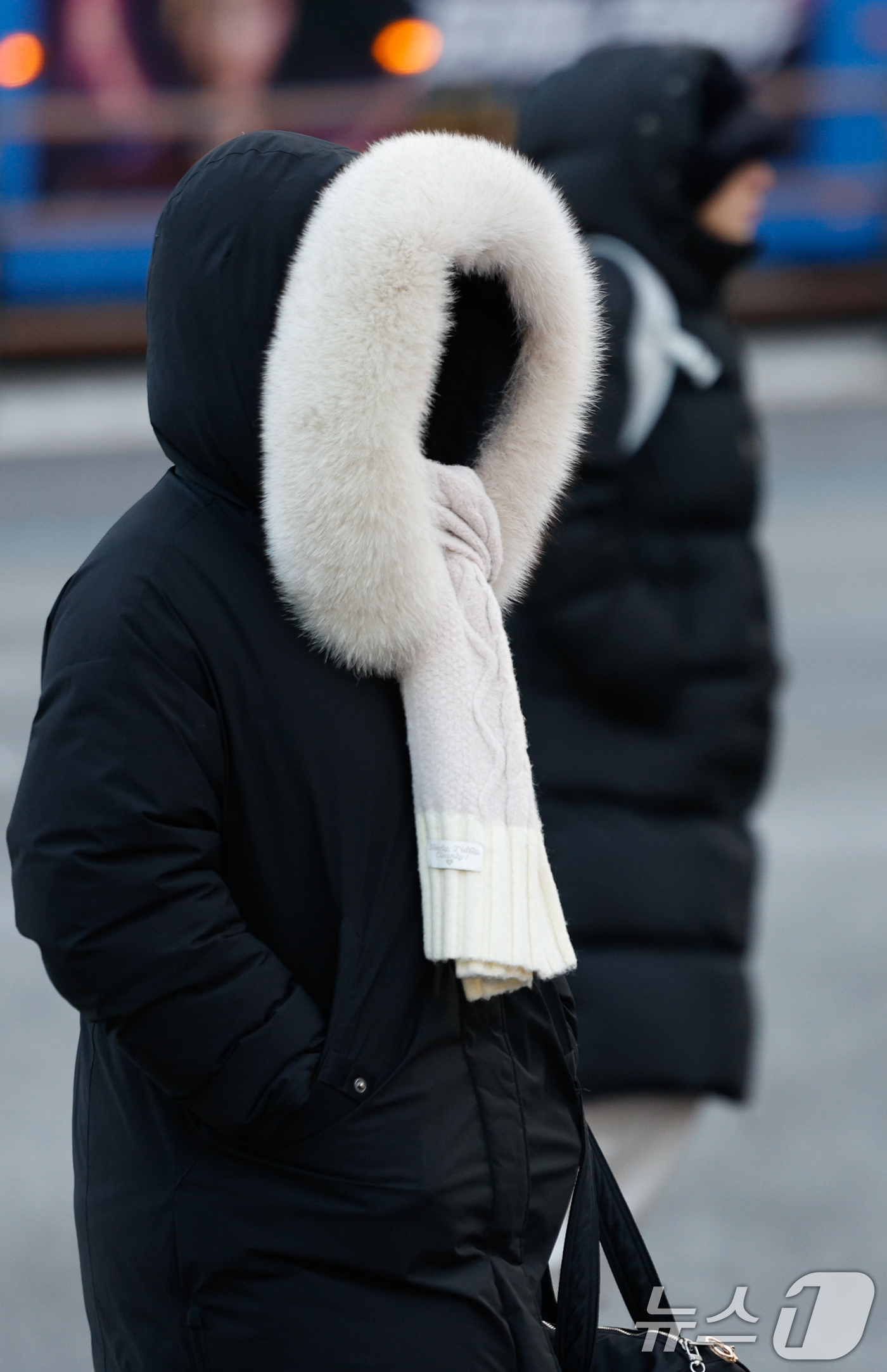 (서울=뉴스1) 안은나 기자 = 전국 대부분이 영하권으로 체감 온도가 영하 15도까지 떨어진 12일 오전 서울 종로구 광화문 네거리에서 시민들이 몸을 움츠린 채 출근길을 서두르고 …