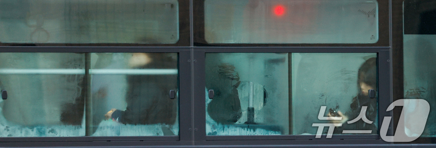 (서울=뉴스1) 안은나 기자 = 전국 대부분이 영하권으로 체감 온도가 영하 15도까지 떨어진 12일 오전 서울 종로구 광화문 네거리를 지나는 버스 창문에 김이 서려 있다. 2026 …