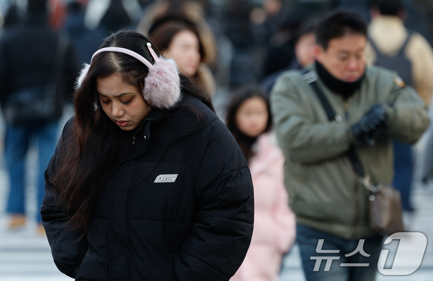 (서울=뉴스1) 안은나 기자 = 전국 대부분이 영하권으로 체감 온도가 영하 15도까지 떨어진 12일 오전 서울 종로구 광화문 네거리에서 시민들이 몸을 움츠린 채 발걸음을 재촉하고 …