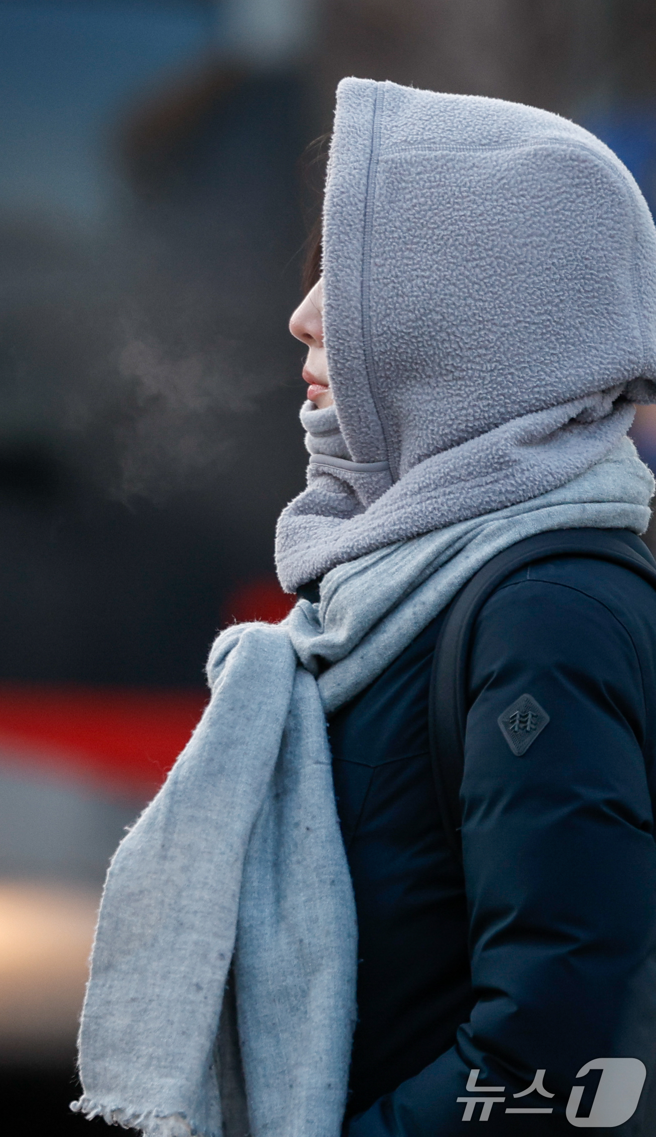 (서울=뉴스1) 안은나 기자 = 전국 대부분이 영하권으로 체감 온도가 영하 15도까지 떨어진 12일 오전 서울 종로구 광화문 네거리에서 한 시민이 추위에 입김을 불고 있다. 202 …