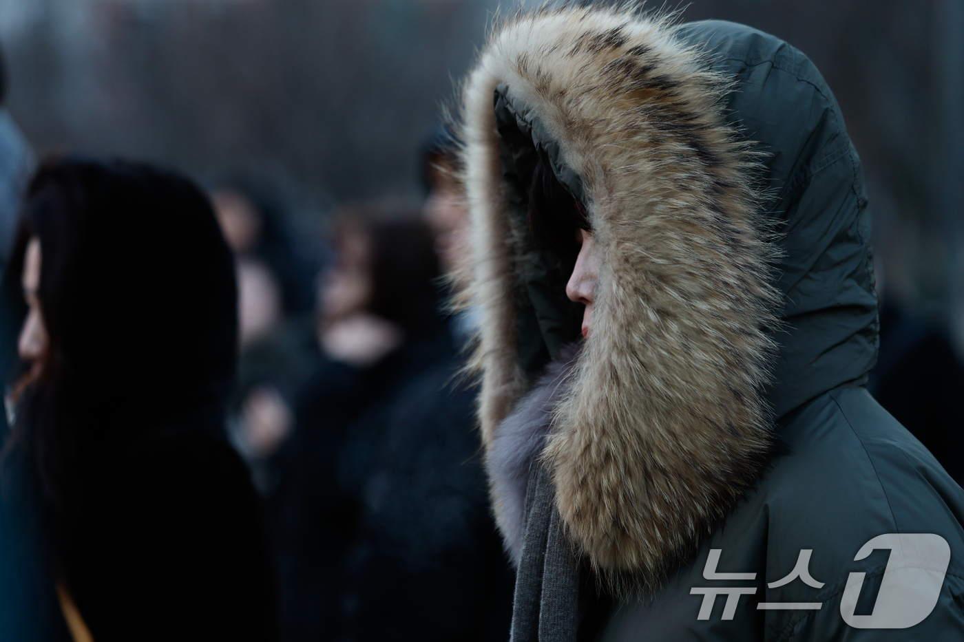 (서울=뉴스1) 안은나 기자 = 전국 대부분이 영하권으로 체감 온도가 영하 15도까지 떨어진 12일 오전 서울 종로구 광화문 네거리에서 시민들이 몸을 움츠린 채 출근길을 서두르고 …