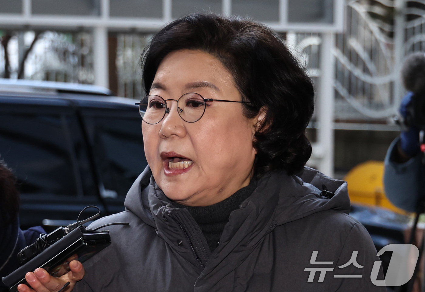 (서울=뉴스1) 구윤성 기자 = 이혜훈 초대 기획예산처 장관 후보자가 12일 오전 서울 중구 예금보험공사에 마련된 인사청문회 준비 사무실로 출근하며 취재진의 질문에 답하고 있다. …