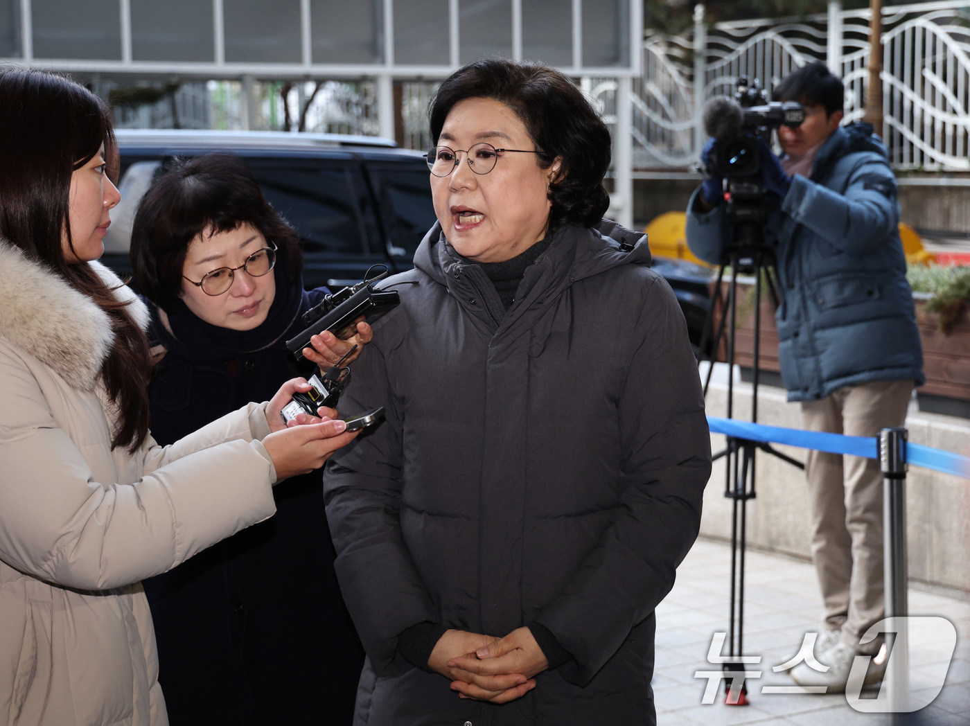 (서울=뉴스1) 구윤성 기자 = 이혜훈 초대 기획예산처 장관 후보자가 12일 오전 서울 중구 예금보험공사에 마련된 인사청문회 준비 사무실로 출근하며 취재진의 질문에 답하고 있다. …