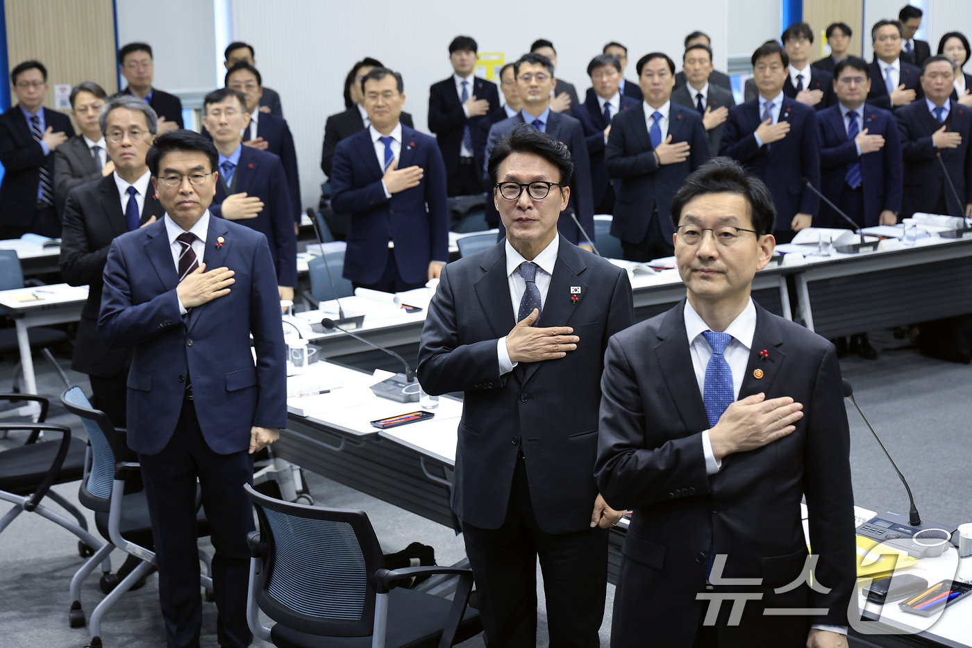 (서울=뉴스1) 박정호 기자 = 김민석 국무총리가 12일 오전 서울시 은평구 진흥로 한국행정연구원 대회의장에서 열린 5개처·원안위 업무보고에서 국민의례를 하고 있다.  2026.1 …