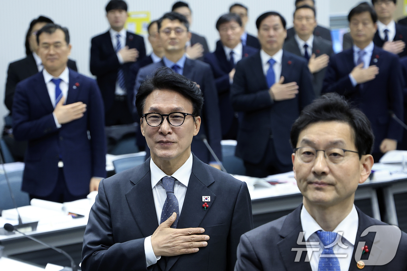 (서울=뉴스1) 박정호 기자 = 김민석 국무총리가 12일 오전 서울시 은평구 진흥로 한국행정연구원 대회의장에서 열린 5개처·원안위 업무보고에서 국민의례를 하고 있다. 2026.1. …