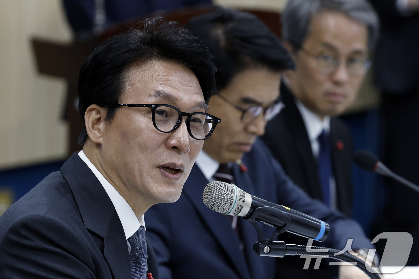 (서울=뉴스1) 박정호 기자 = 김민석 국무총리가 12일 오전 서울시 은평구 진흥로 한국행정연구원 대회의장에서 열린 5개처·원안위 업무보고에서 모두 발언을 하고 있다.  2026. …