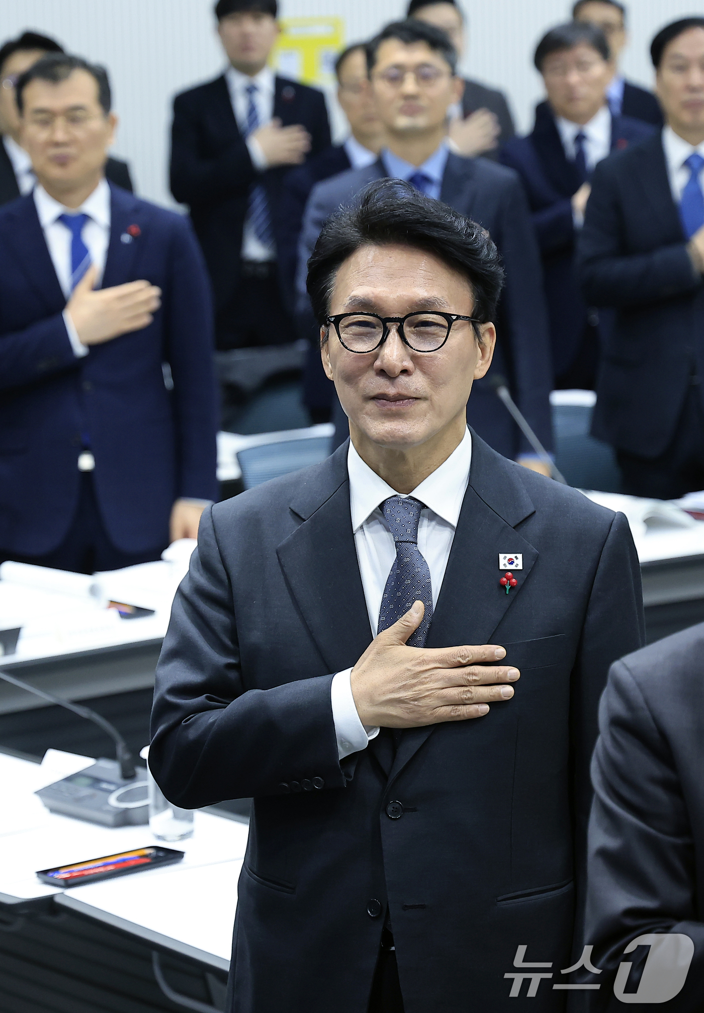 (서울=뉴스1) 박정호 기자 = 김민석 국무총리가 12일 오전 서울시 은평구 진흥로 한국행정연구원 대회의장에서 열린 5개처·원안위 업무보고에서 국민의례를 하고 있다. 2026.1. …