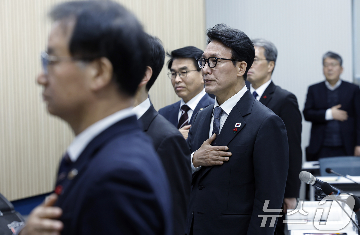 (서울=뉴스1) 박정호 기자 = 김민석 국무총리가 12일 오전 서울시 은평구 진흥로 한국행정연구원 대회의장에서 열린 5개처·원안위 업무보고에서 국민의례를 하고 있다. 2026.1. …