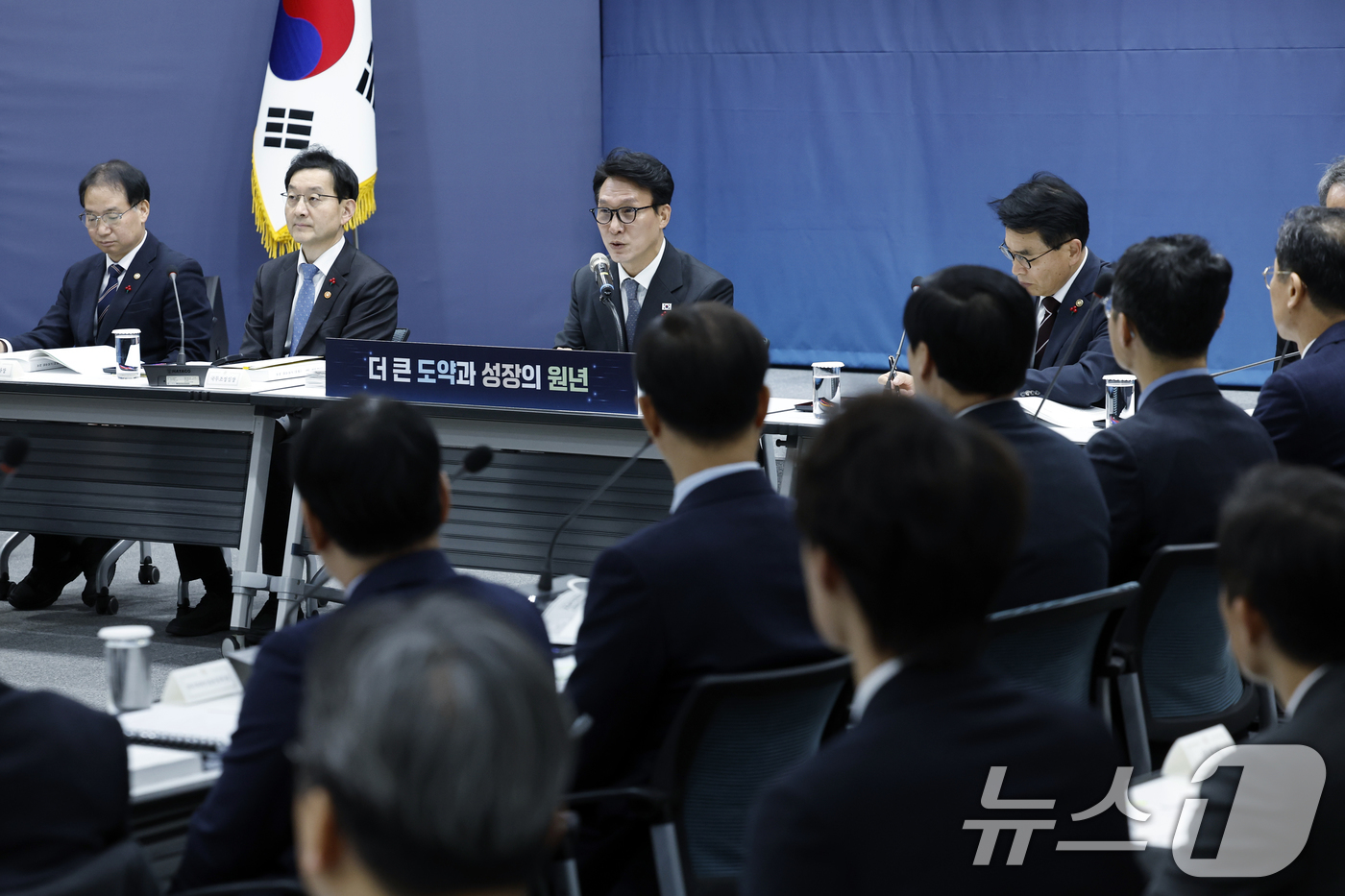 (서울=뉴스1) 박정호 기자 = 김민석 국무총리가 12일 오전 서울시 은평구 진흥로 한국행정연구원 대회의장에서 열린 5개처·원안위 업무보고에서 모두 발언을 하고 있다. 2026.1 …