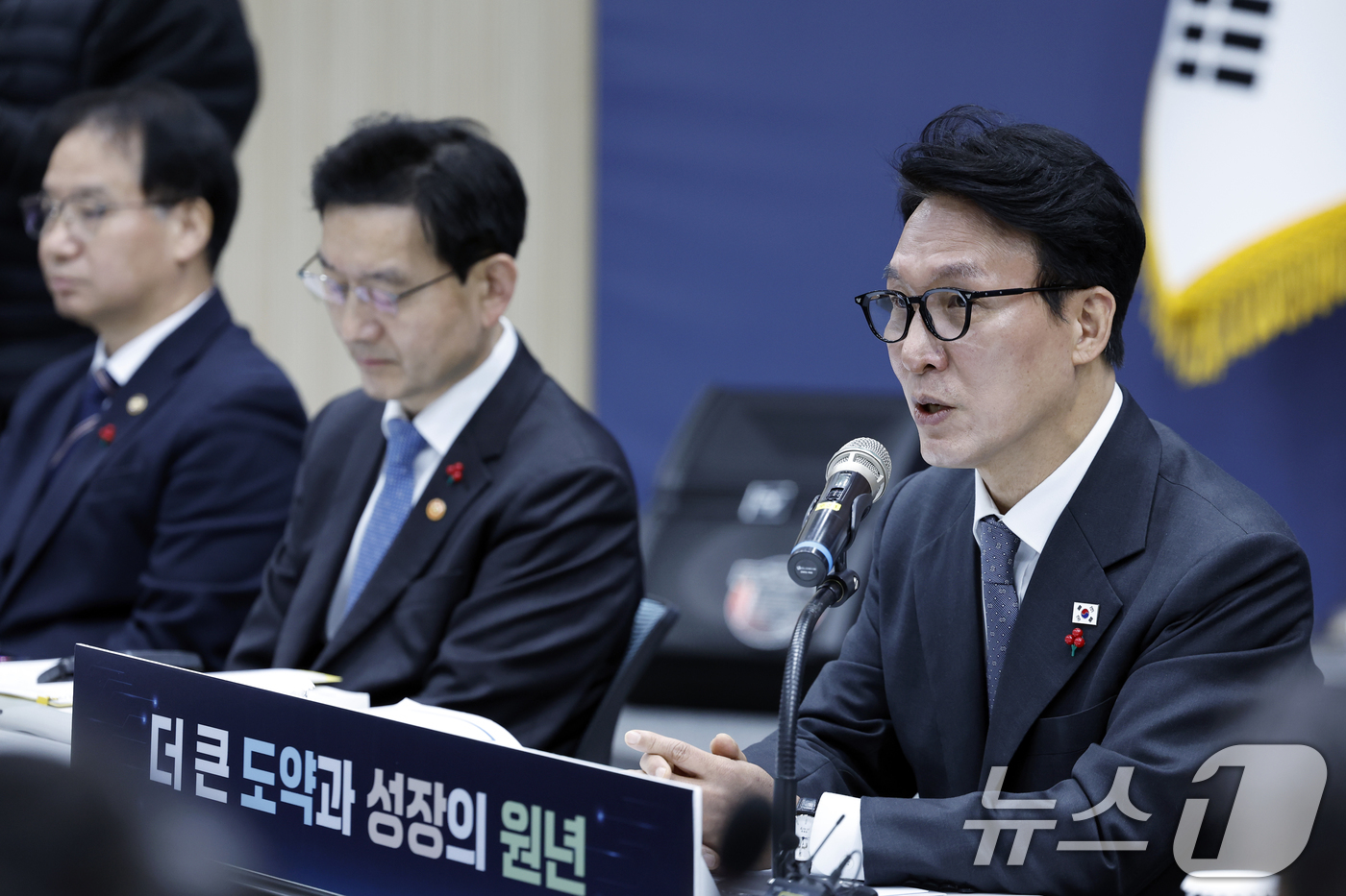 (서울=뉴스1) 박정호 기자 = 김민석 국무총리가 12일 오전 서울시 은평구 진흥로 한국행정연구원 대회의장에서 열린 5개처·원안위 업무보고에서 모두 발언을 하고 있다.  2026. …