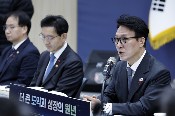 5개처·원안위 업무보고 모두 발언하는 김민석 총리