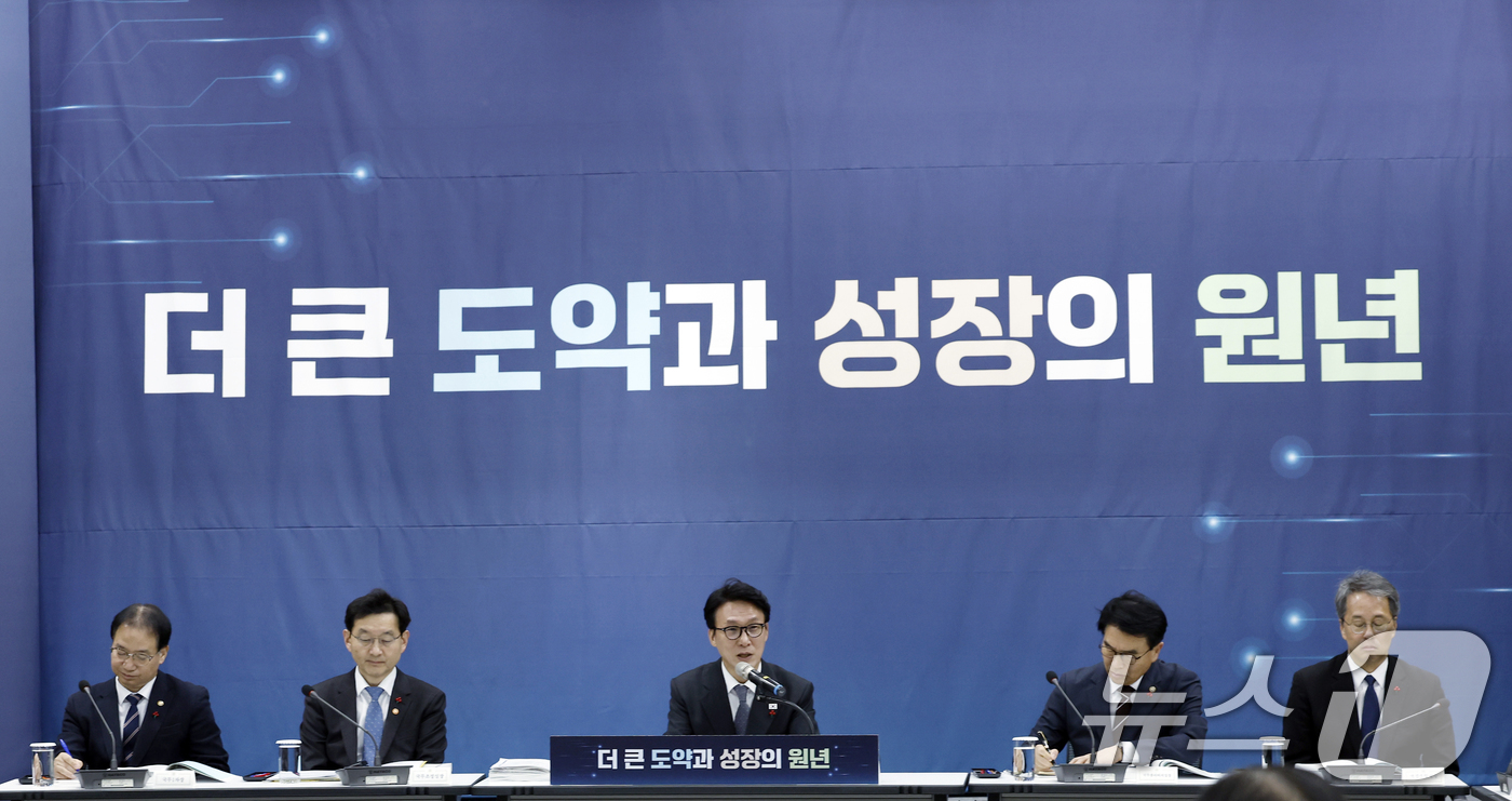 (서울=뉴스1) 박정호 기자 = 김민석 국무총리가 12일 오전 서울시 은평구 진흥로 한국행정연구원 대회의장에서 열린 5개처·원안위 업무보고에서 모두 발언을 하고 있다. 2026.1 …