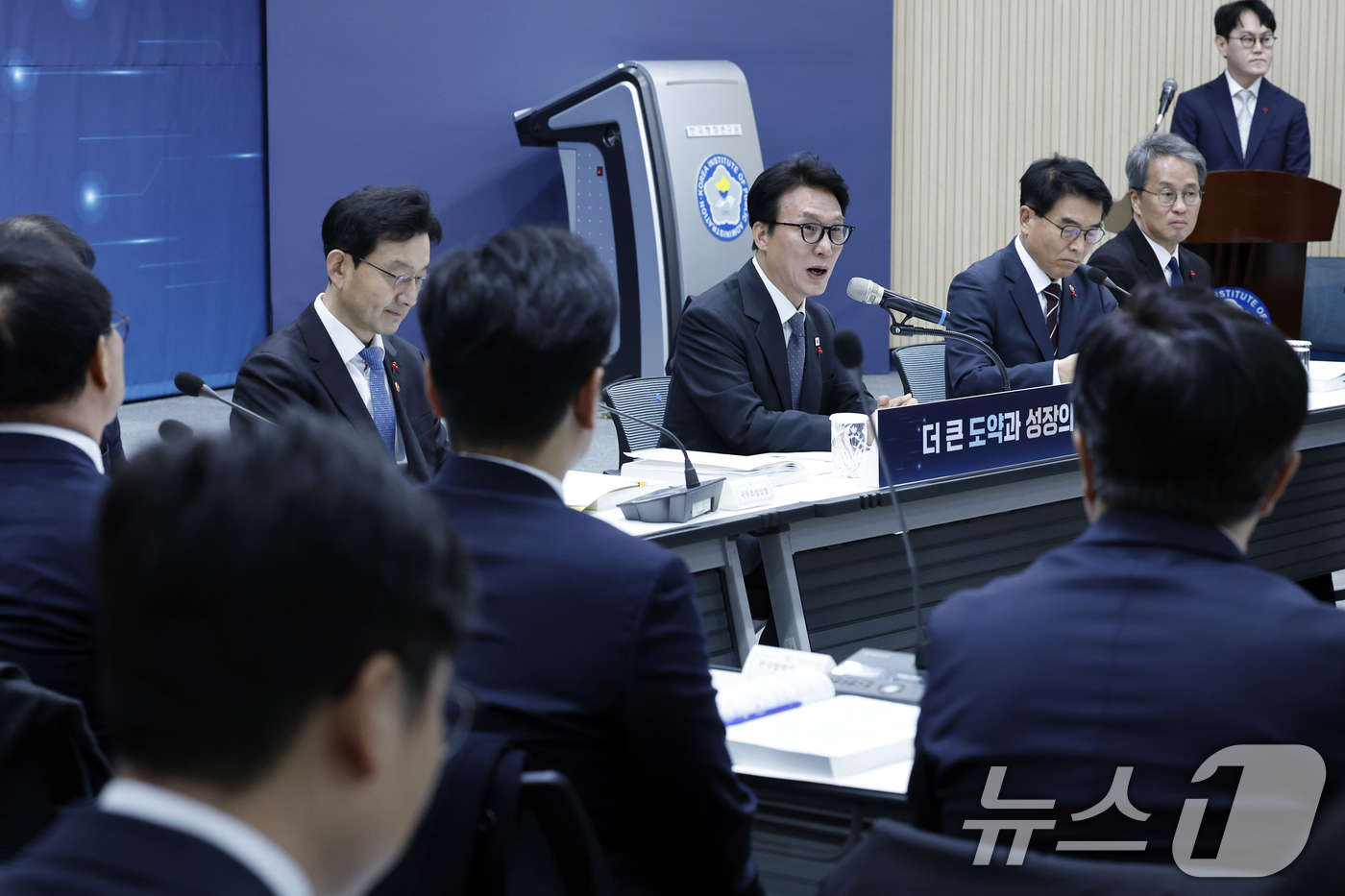 (서울=뉴스1) 박정호 기자 = 김민석 국무총리가 12일 오전 서울시 은평구 진흥로 한국행정연구원 대회의장에서 열린 5개처·원안위 업무보고에서 모두 발언을 하고 있다. 2026.1 …