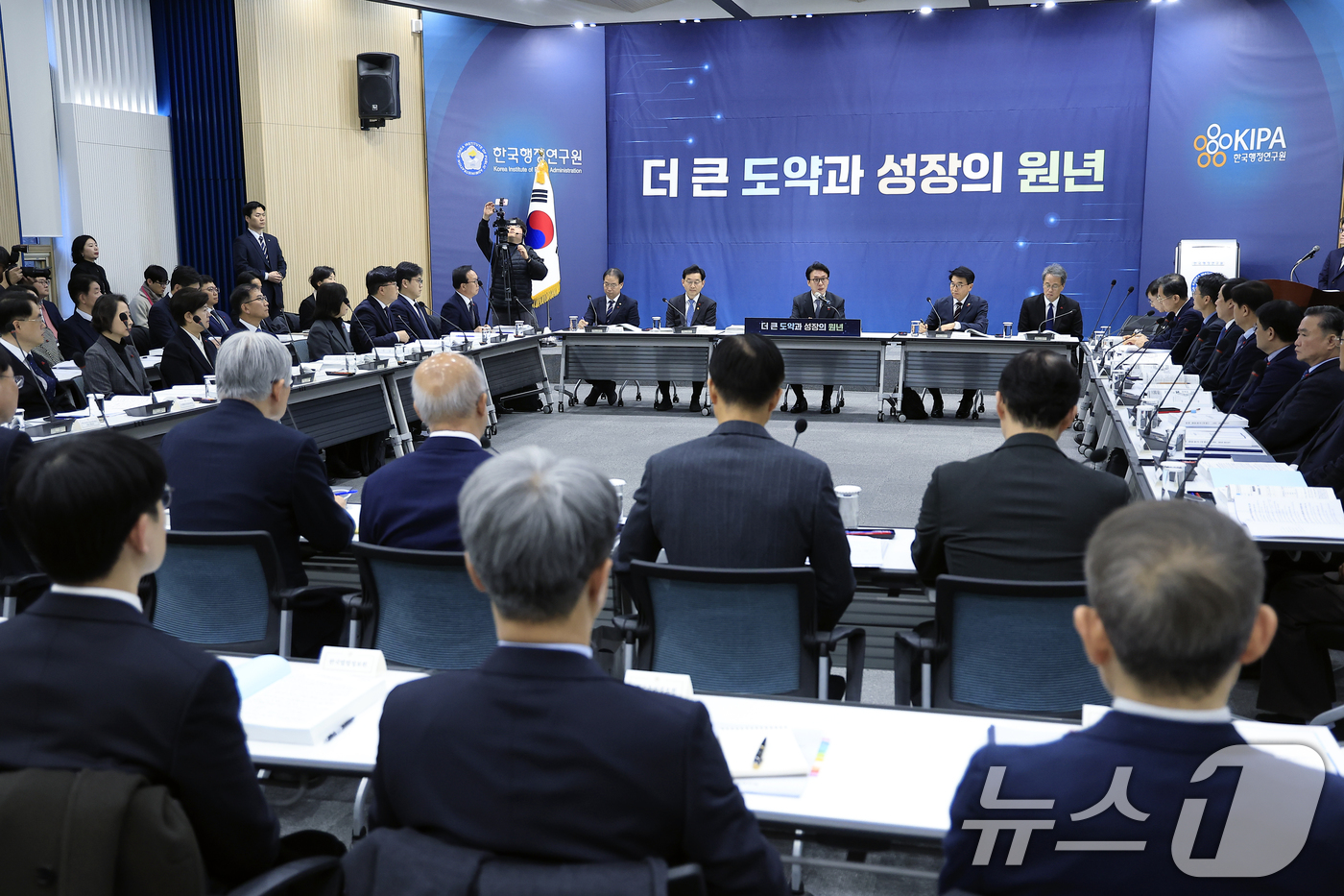 (서울=뉴스1) 박정호 기자 = 김민석 국무총리가 12일 오전 서울시 은평구 진흥로 한국행정연구원 대회의장에서 열린 5개처·원안위 업무보고에서 모두 발언을 하고 있다. 2026.1 …