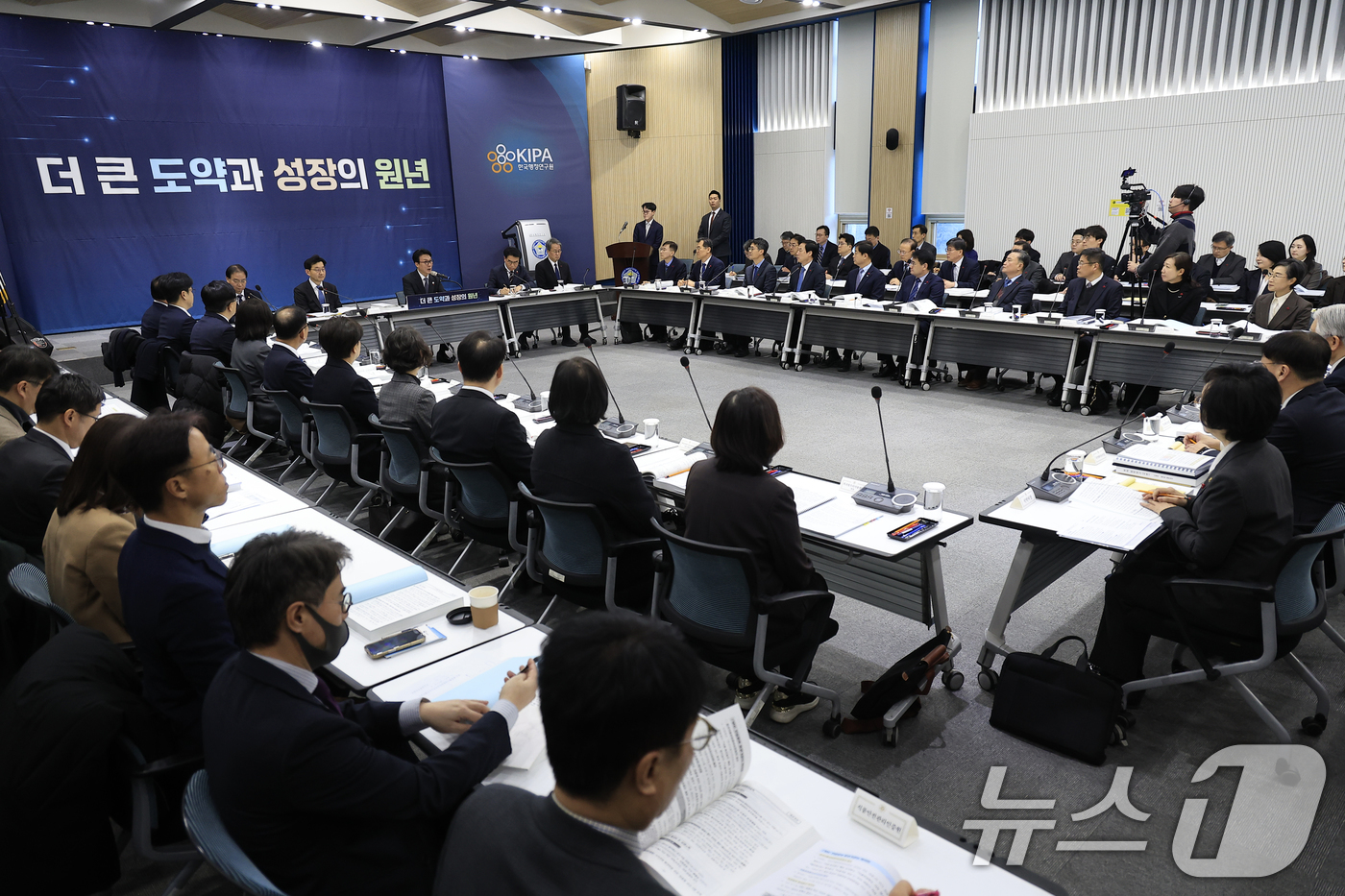 (서울=뉴스1) 박정호 기자 = 김민석 국무총리가 12일 오전 서울시 은평구 진흥로 한국행정연구원 대회의장에서 열린 5개처·원안위 업무보고에서 모두 발언을 하고 있다. 2026.1 …