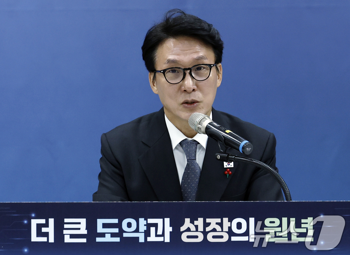 (서울=뉴스1) 박정호 기자 = 김민석 국무총리가 12일 오전 서울시 은평구 진흥로 한국행정연구원 대회의장에서 열린 5개처·원안위 업무보고에서 모두 발언을 하고 있다. 2026.1 …