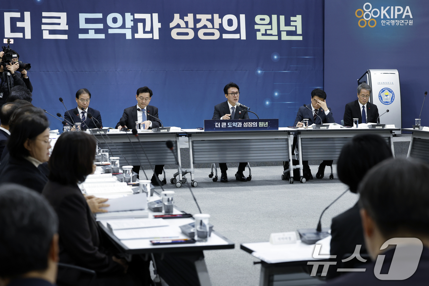 (서울=뉴스1) 박정호 기자 = 김민석 국무총리가 12일 오전 서울시 은평구 진흥로 한국행정연구원 대회의장에서 열린 5개처·원안위 업무보고에서 모두 발언을 하고 있다. 2026.1 …