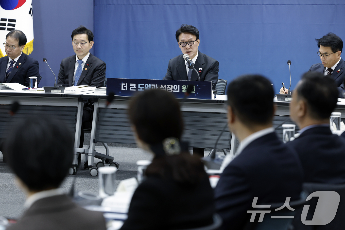 (서울=뉴스1) 박정호 기자 = 김민석 국무총리가 12일 오전 서울시 은평구 진흥로 한국행정연구원 대회의장에서 열린 5개처·원안위 업무보고에서 모두 발언을 하고 있다. 2026.1 …