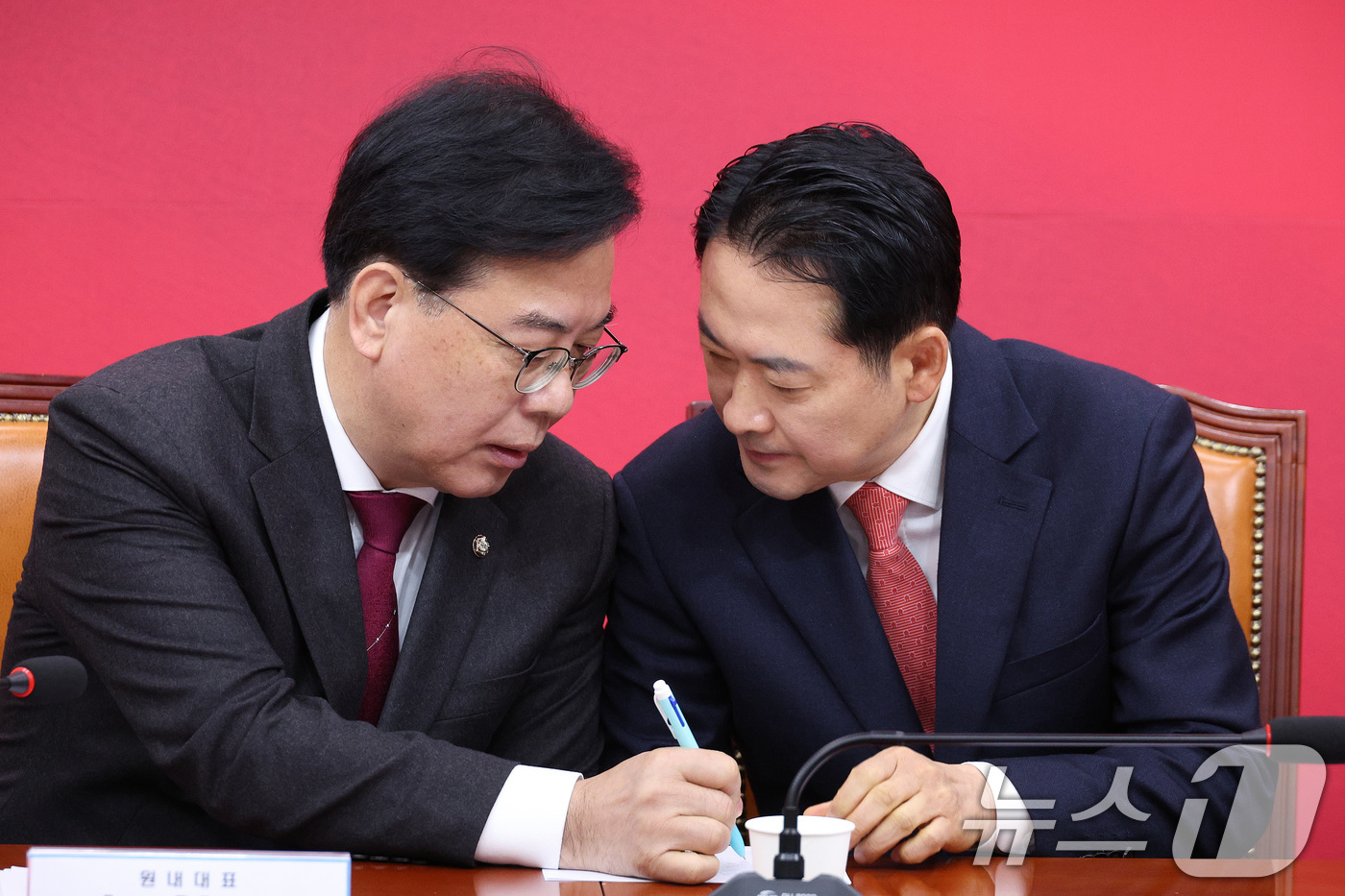 (서울=뉴스1) 신웅수 기자 = 장동혁 국민의힘 대표와 송언석 원내대표가 12일 서울 여의도 국회에서 열린 최고위원회의에서 대화하고 있다. 2026.1.12/뉴스1