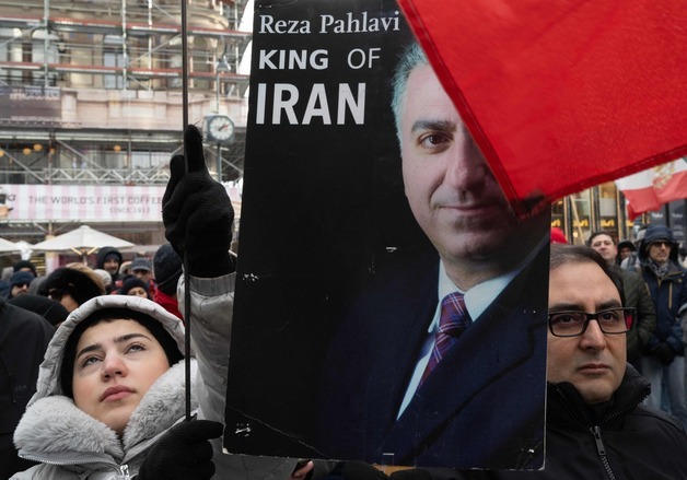 이란 사태에 주목받는 '망명' 왕자…"억압 정권 대가 치를 것"