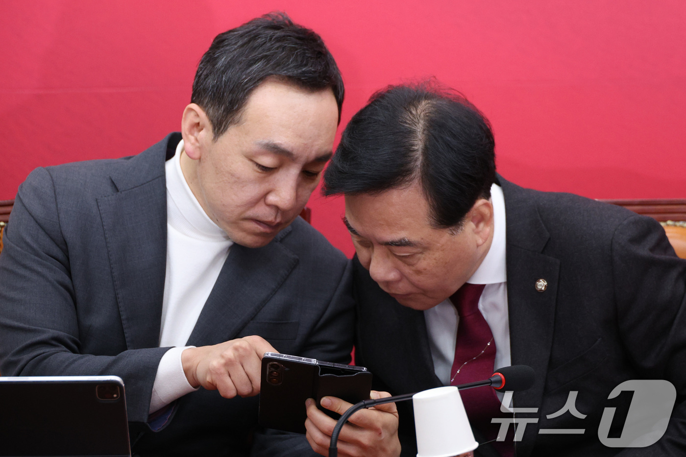 (서울=뉴스1) 신웅수 기자 = 송언석 국민의힘 원내대표와 김민수 최고위원이 12일 서울 여의도 국회에서 열린 최고위원회의에서 대화하고 있다. 2026.1.12/뉴스1