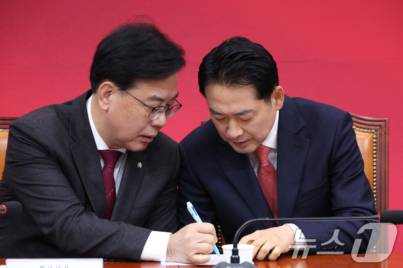 (서울=뉴스1) 신웅수 기자 = 장동혁 국민의힘 대표와 송언석 원내대표가 12일 서울 여의도 국회에서 열린 최고위원회의에서 대화하고 있다. 2026.1.12/뉴스1