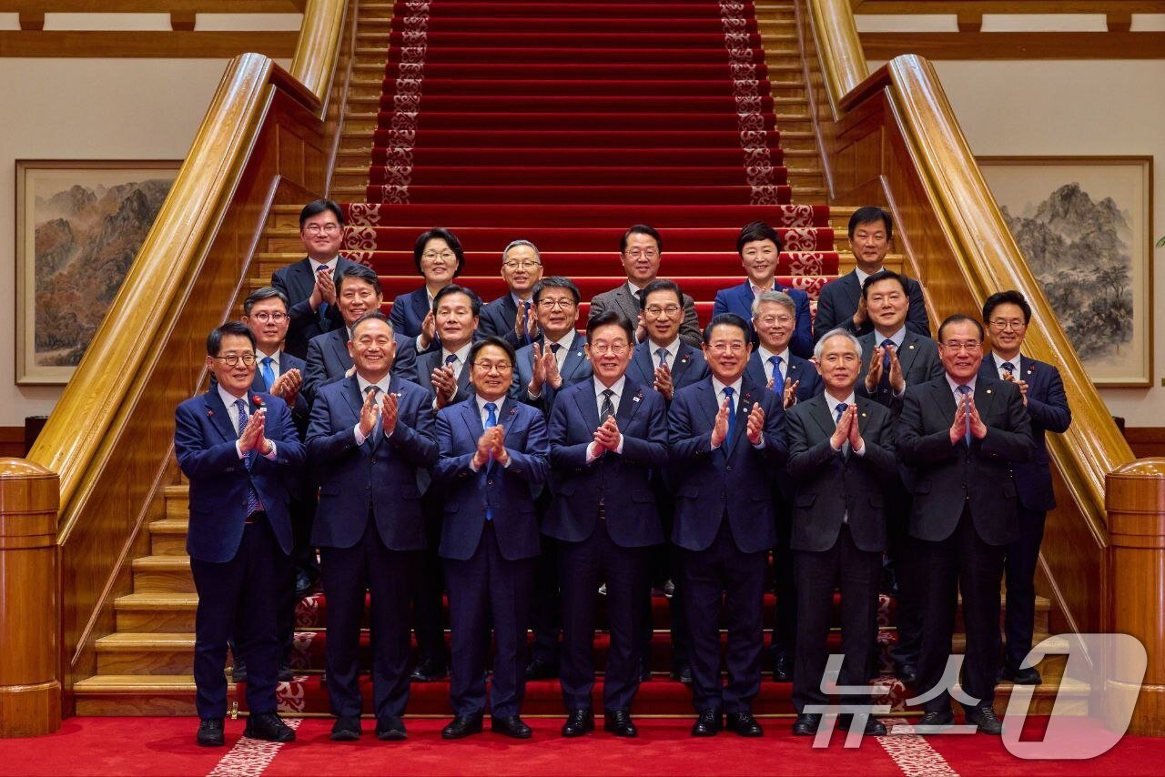 본문 이미지 - 이재명 대통령과 강기정 광주시장, 김영록 전남도지사 그리고 광주전남 지역 국회의원들이 9일 청와대에서 열린 행정통합 관련 간담회 후 기념촬영하고 있다. (전남도 제공. 재판매 및 DB 금지) 2026.1.12/뉴스1 