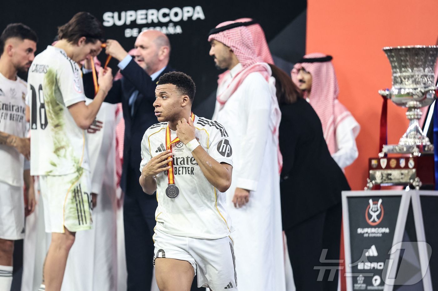 본문 이미지 - 준우승 메달을 목에 건 레알 마드리드의 음바페 ⓒ AFP=뉴스1