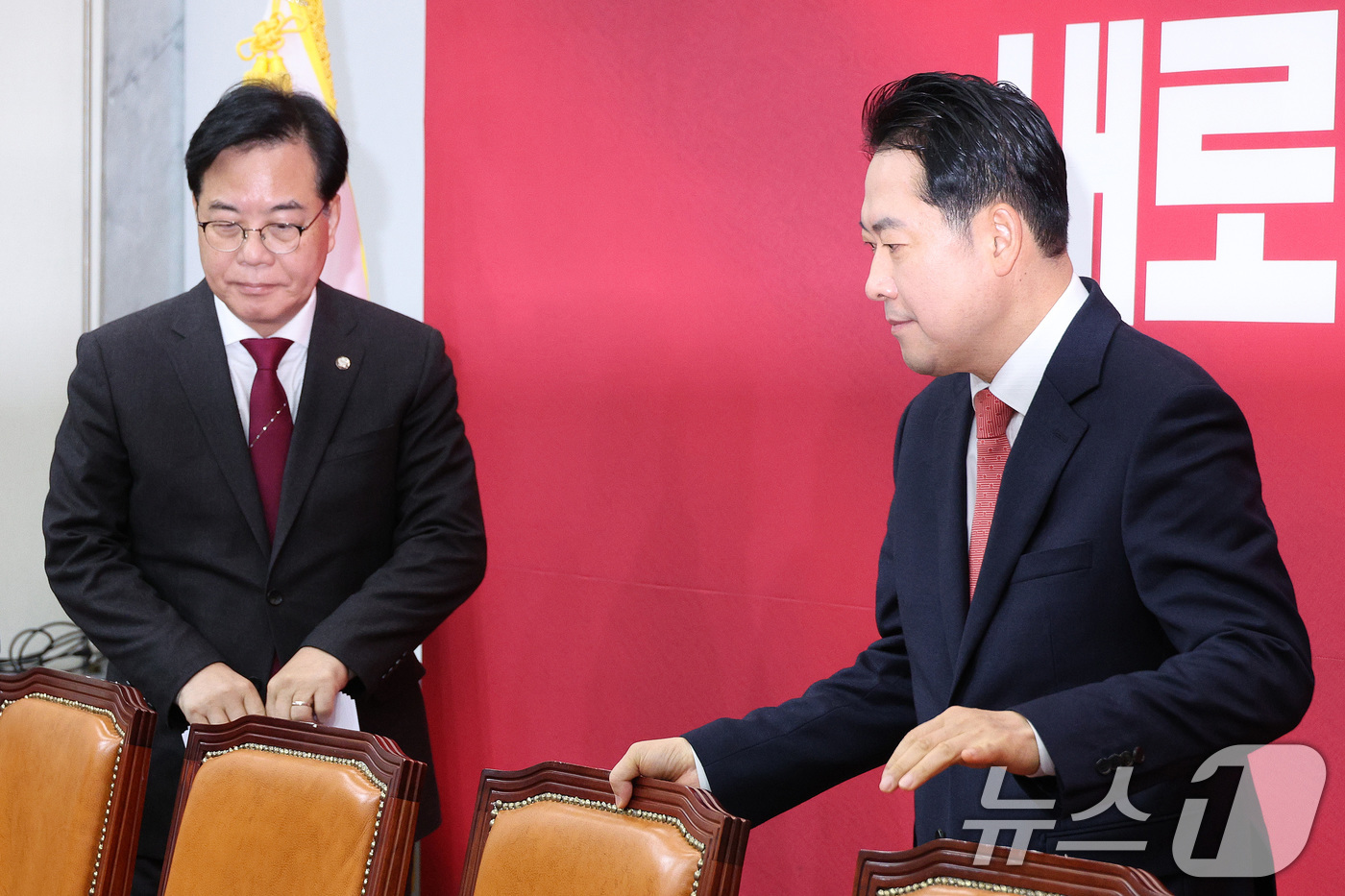 (서울=뉴스1) 신웅수 기자 = 장동혁 국민의힘 대표와 송언석 원내대표가 12일 서울 여의도 국회에서 열린 최고위원회의에 참석하고 있다. 2026.1.12/뉴스1