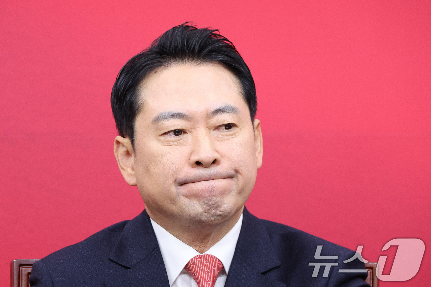 (서울=뉴스1) 신웅수 기자 = 장동혁 국민의힘 대표가 12일 서울 여의도 국회에서 열린 최고위원회의에서 생각에 잠겨 있다. 2026.1.12/뉴스1