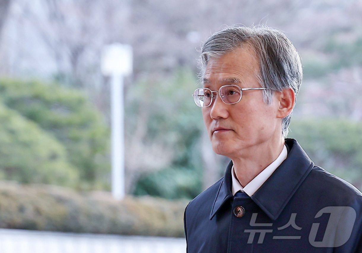 (서울=뉴스1) 김성진 기자 = 조희대 대법원장이 12일 서울 서초구 대법원으로 출근하고 있다. 2026.1.12/뉴스1