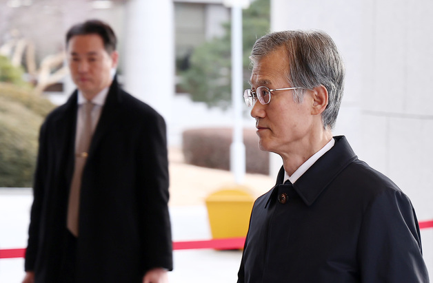 대법원 들어서는 조희대 대법원장