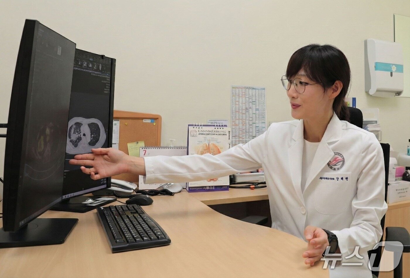본문 이미지 - 강혜린 한림대동탄성심병원 호흡기-알레르기내과 교수는 기저질환자일수록 폐렴 합병증을 더 주의해야 한다고 설명했다.(한림대동탄성심병원 제공)