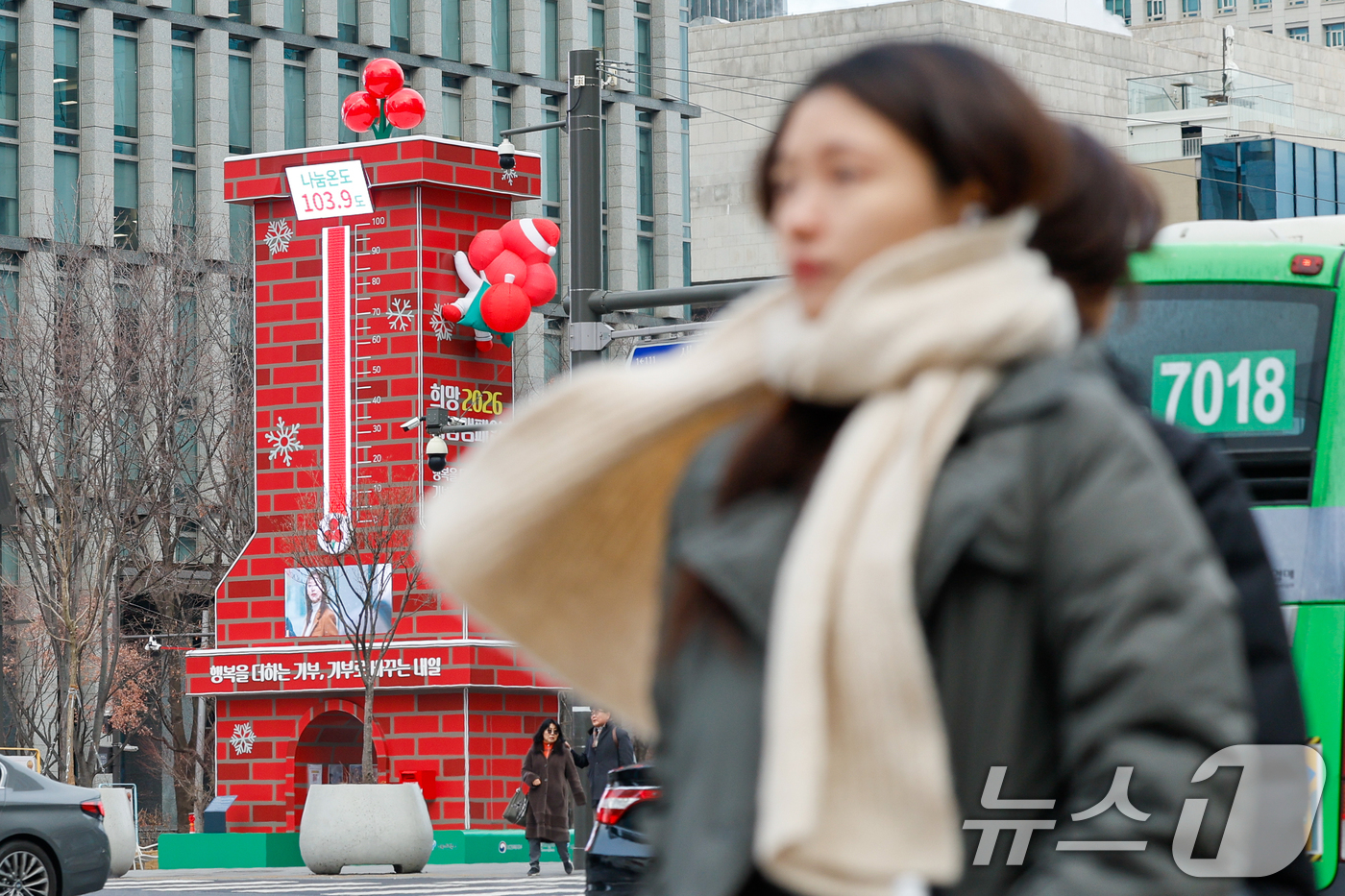 (서울=뉴스1) 안은나 기자 = 12일 서울 종로구 광화문 광장에 설치된 사랑의 온도탑 나눔온도가 103.9도를 나타내고 있다.사랑의열매 사회복지공동모금회는 이날 희망2026나눔캠 …