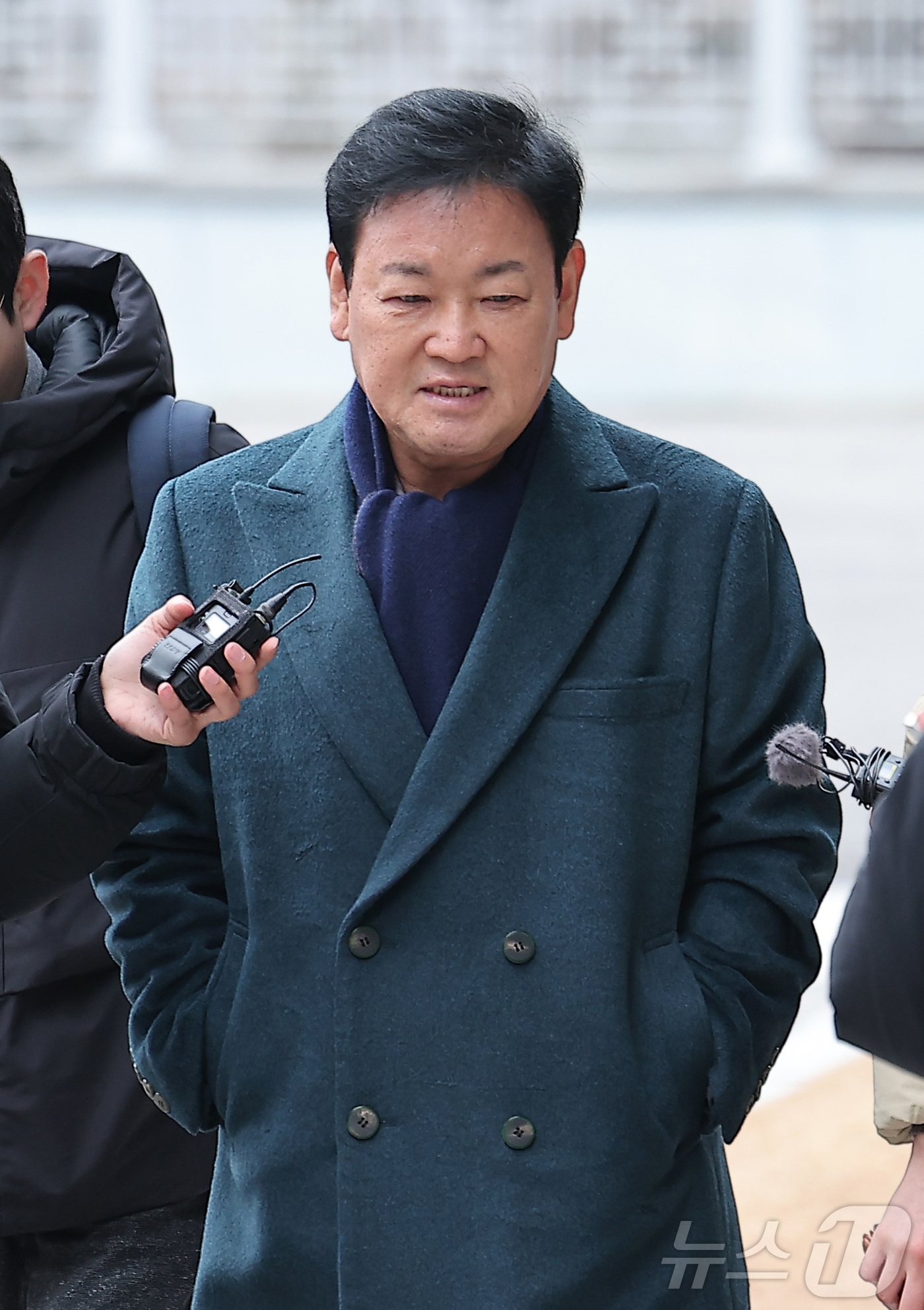 (서울=뉴스1) 김성진 기자 = 안부수 아태평화교류협회장이 12일 서울 서초구 서울고검 인권침해 태스크포스(TF)에서 피의자 조사를 받기 위해 출석하고 있다.검찰은 쌍방울 측이 대 …