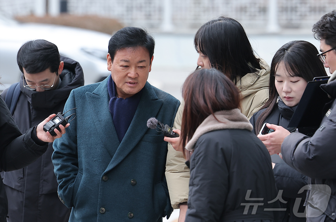 (서울=뉴스1) 김성진 기자 = 안부수 아태평화교류협회장이 12일 서울 서초구 서울고검 인권침해 태스크포스(TF)에서 피의자 조사를 받기 위해 출석하고 있다.검찰은 쌍방울 측이 대 …