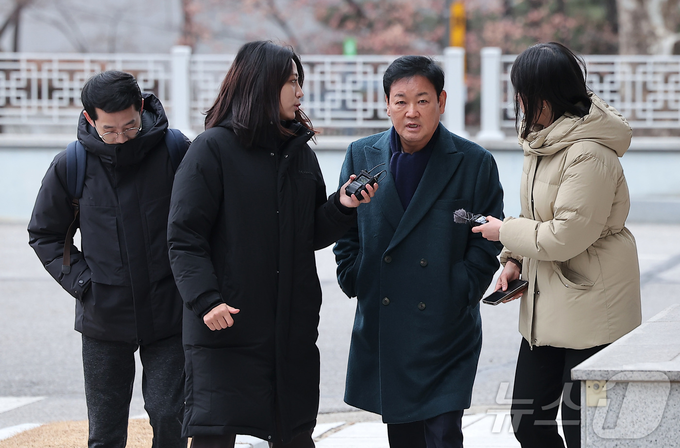 (서울=뉴스1) 김성진 기자 = 안부수 아태평화교류협회장이 12일 서울 서초구 서울고검 인권침해 태스크포스(TF)에서 피의자 조사를 받기 위해 출석하고 있다.검찰은 쌍방울 측이 대 …