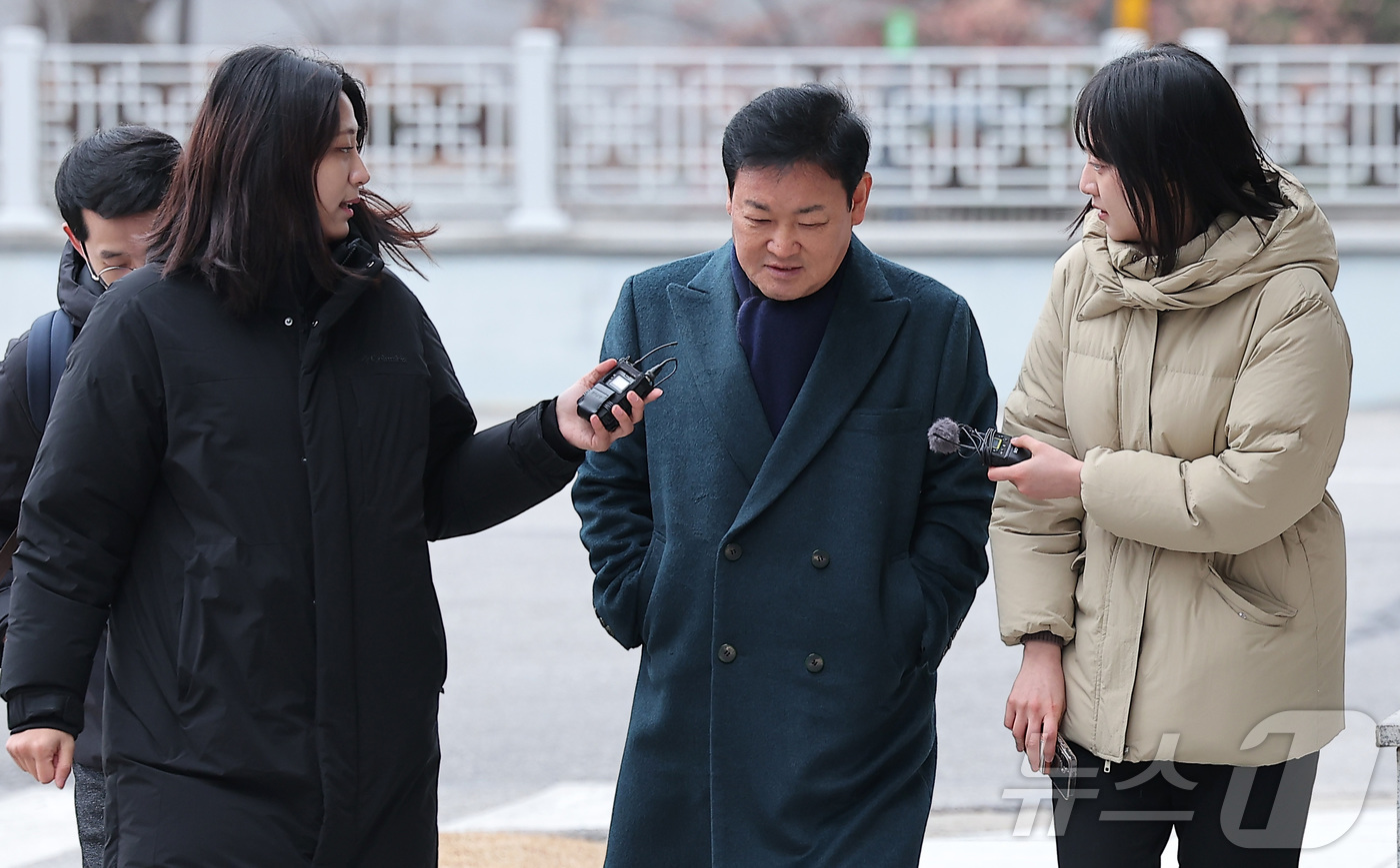 (서울=뉴스1) 김성진 기자 = 안부수 아태평화교류협회장이 12일 서울 서초구 서울고검 인권침해 태스크포스(TF)에서 피의자 조사를 받기 위해 출석하고 있다.검찰은 쌍방울 측이 대 …